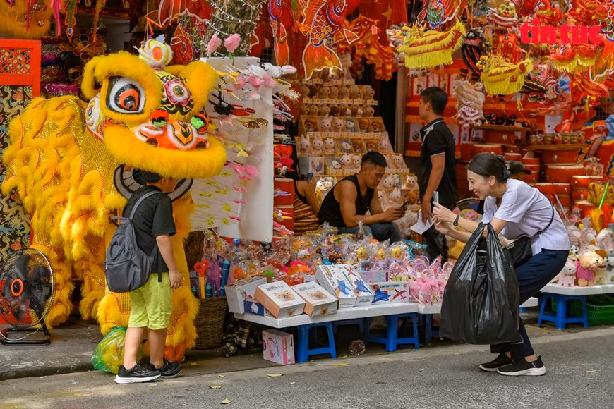 El bullicio y el colorido aquí siempre atraen a turistas extranjeros que quieren toman fotografías y compran productos.