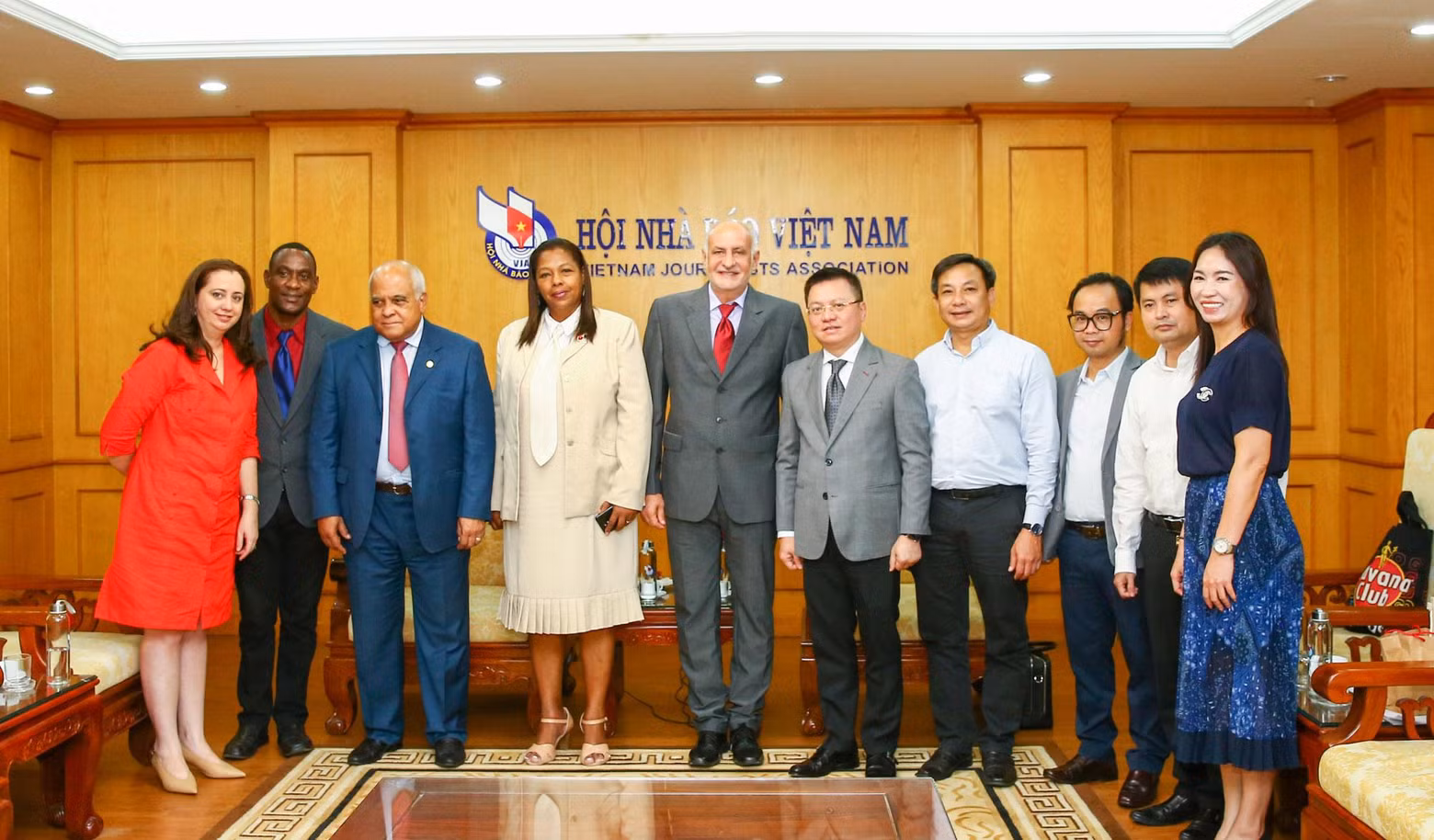Representantes de la APV posan junto con los delegados cubanos. (Fotografía: congluan.vn)