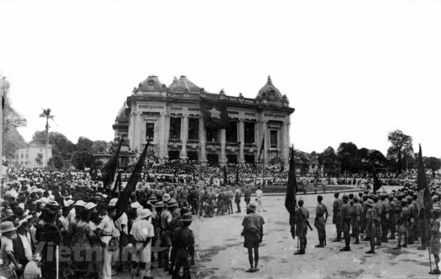 La Ópera de Hanói y la plaza frente al teatro atestiguaron importantes eventos históricos asociados con la Revolución de Agosto. El 19 de agosto de 1945, tuvo lugar un gran mitin en la plaza de la Ópera. La manifestación se extendió luego a varios puntos para realizar un levantamiento general en toda la ciudad.