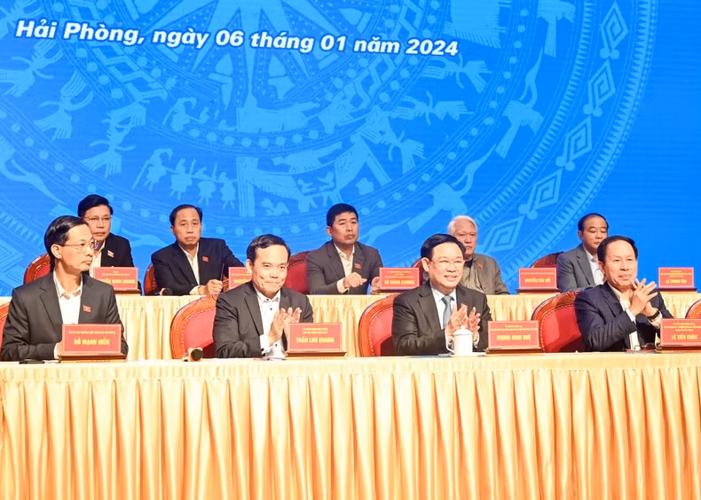 El camarada Vuong Dinh Hue (primera fila, segundo por la derecha) en la reunión, flanqueado a su izquierda por el Viceprimer Ministro Tran Luu Quang, y a su derecha, el Secretario del Comité del Partido en Hai Phong, Le Tien Chau.