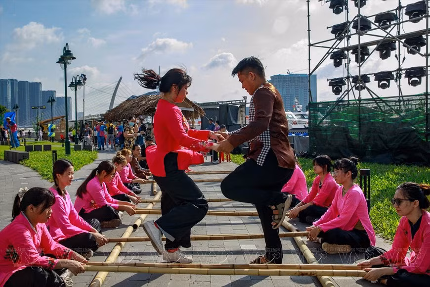 Muchos juegos folclóricos se llevan a cabo durante el primer Festival fluvial de Ciudad Ho Chi Minh, en el área del parque Ben Bach Dang (Distrito 1). Muchos juegos folclóricos se llevan a cabo durante el primer Festival fluvial de Ciudad Ho Chi Minh, en el área del parque Ben Bach Dang (Distrito 1).