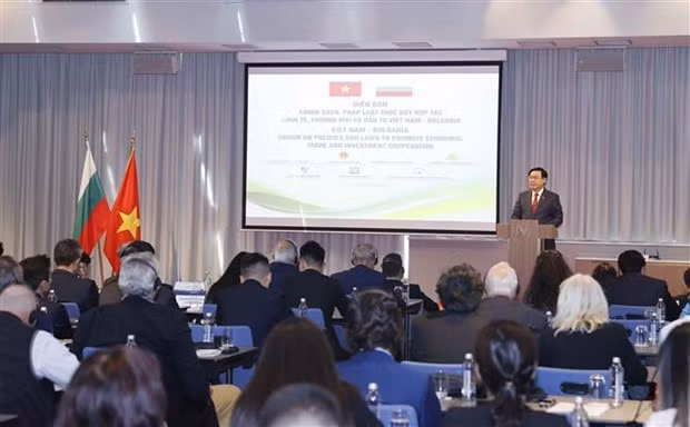 El presidente de la Asamblea Nacional de Vietnam, Vuong Dinh Hue, interviene en la cita.