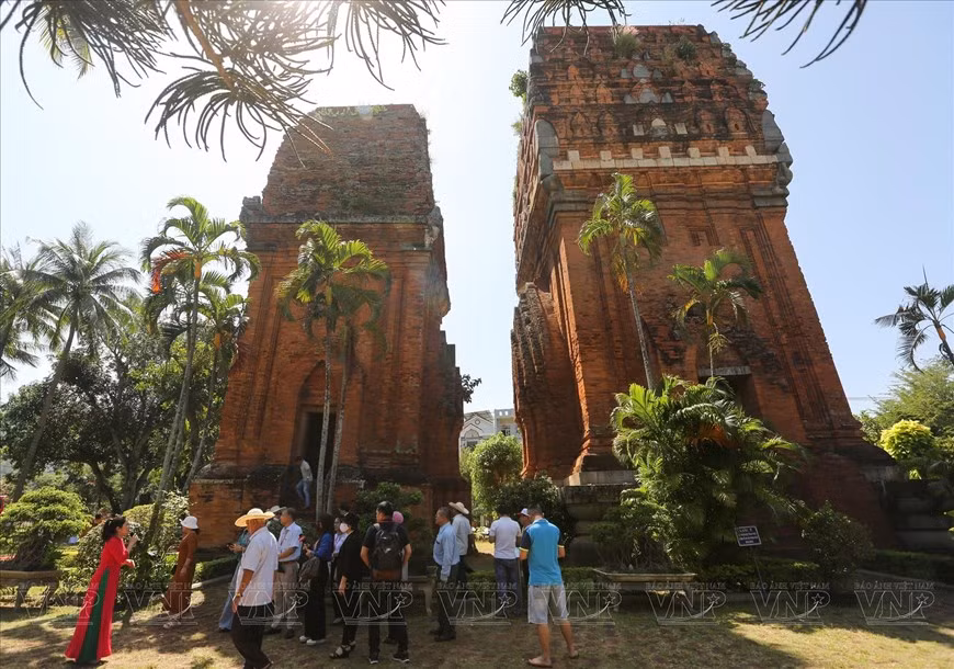 Los visitantes aprenden sobre la historia de las reliquias de las Torres Gemelas.