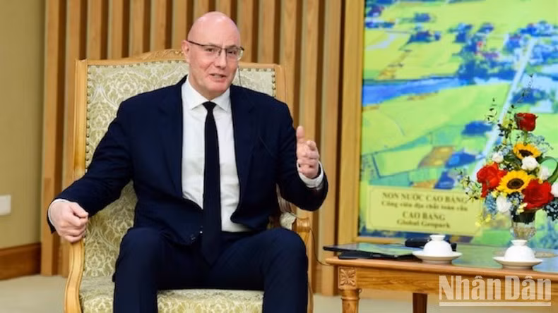 El visitante habla en el encuentro.