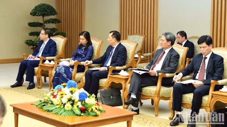 Representantes de los ministerios y sectores vietnamitas.