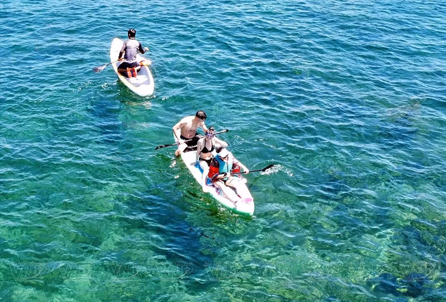 En los días soleados, el agua del mar de Ky Co es clara y se puede apreciar el fondo desde arriba.