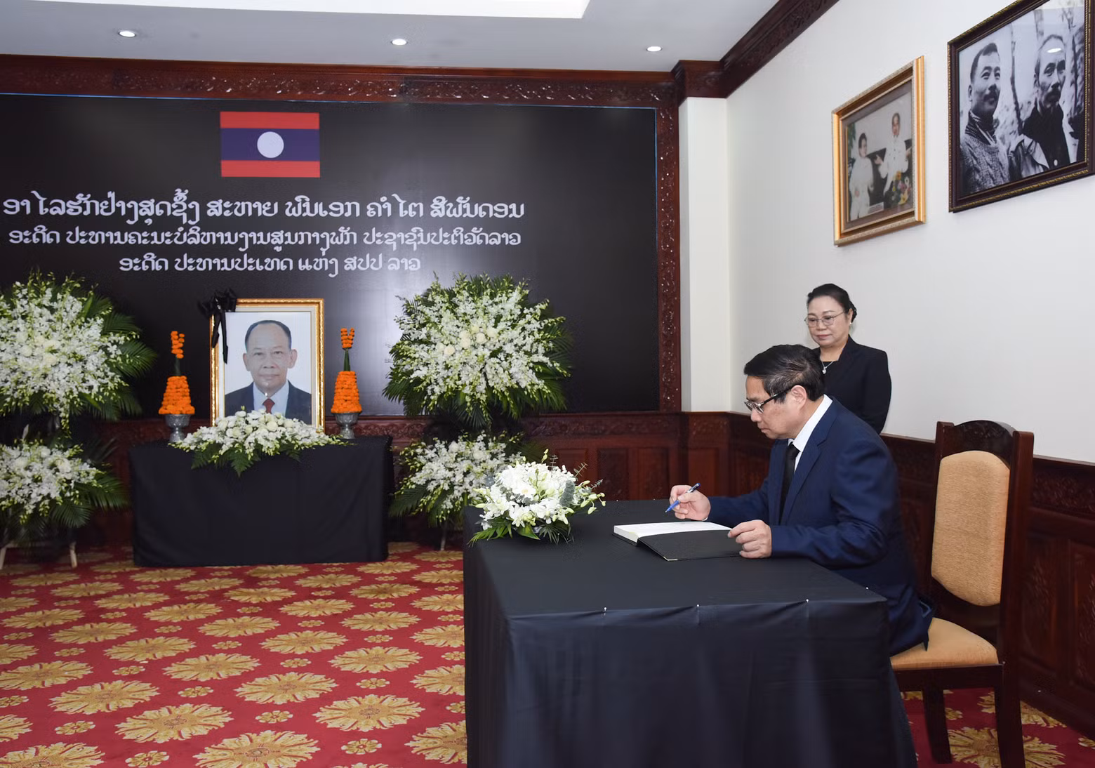El primer ministro Pham Minh Chinh escribe en el libro de condolencias. (Fotografía: Nhan Dan)