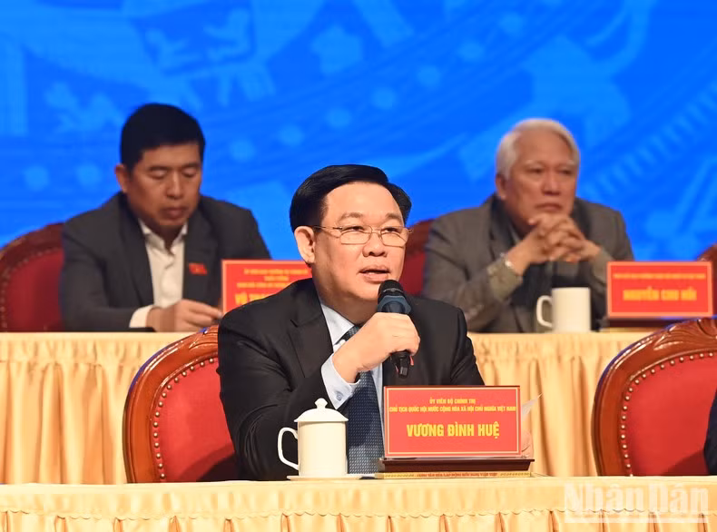 El presidente de la Asamblea Nacional, Vuong Dinh Hue, interviene.
