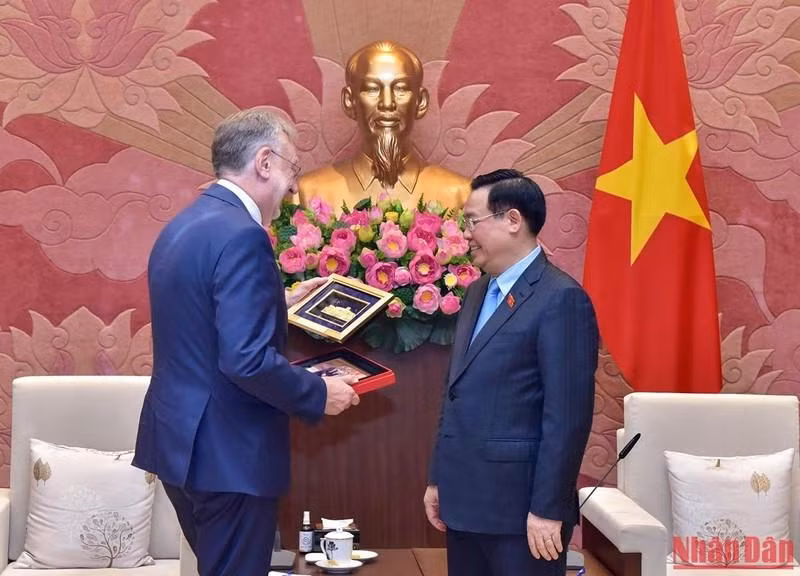 Presidente del Parlamento vietnamita recibe a titular comercial del Parlamento Europeo ảnh 6 Presidente del Parlamento vietnamita recibe a titular comercial del Parlamento Europeo ảnh 6