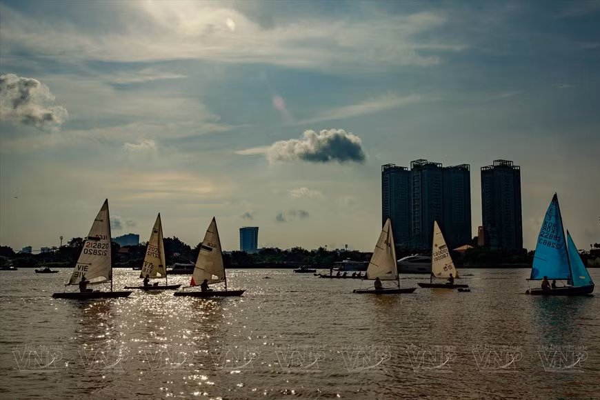 El río Saigón se llena de barcos que actúan durante el primer Festival fluvial de Ciudad Ho Chi Minh 2023. El río Saigón se llena de barcos que actúan durante el primer Festival fluvial de Ciudad Ho Chi Minh 2023.