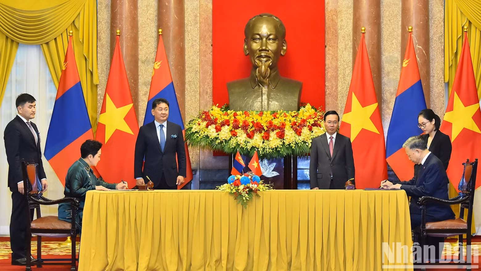 En presencia de los dos jefes de Estado, el Ministerio de Seguridad Pública de Vietnam firma con el Ministerio de Justicia y Asuntos Internos de Mongolia un memorando de entendimiento sobre el intercambio de información y la cooperación en gestión de la inmigración.