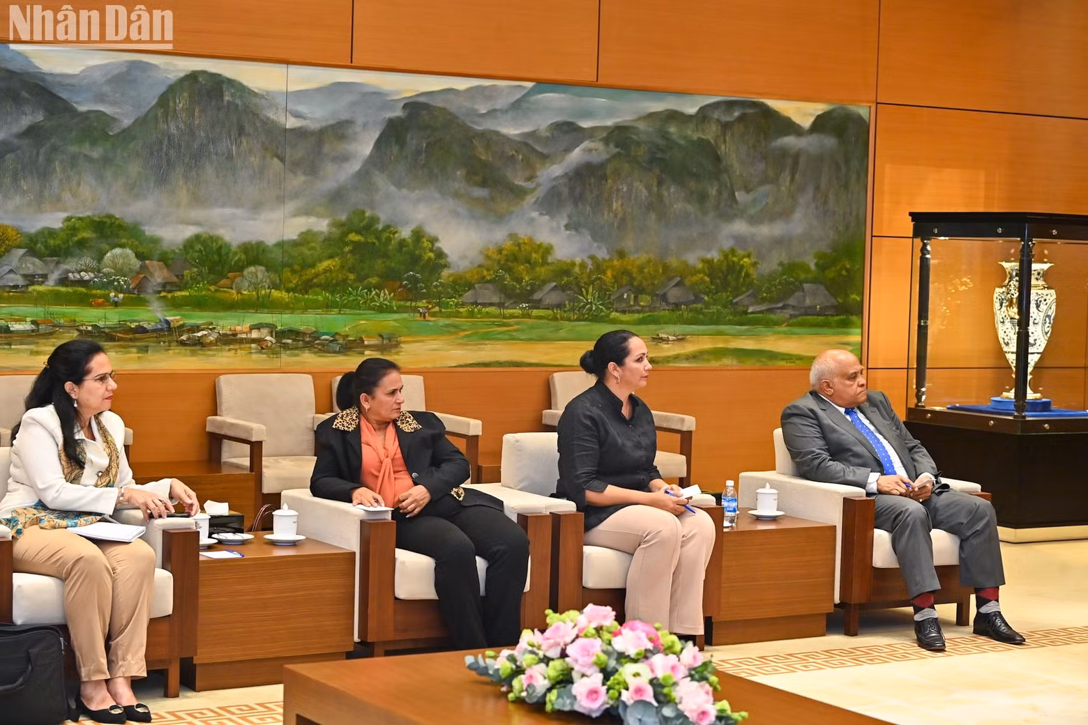 El embajador de Cuba en Vietnam, Orlando Nicolás Hernández Guillén, y miembros de la delegación de la Federación de Mujeres Cubanas. El embajador de Cuba en Vietnam, Orlando Nicolás Hernández Guillén, y miembros de la delegación de la Federación de Mujeres Cubanas.