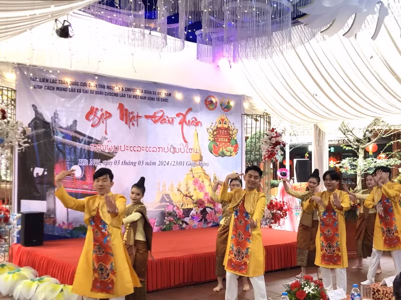 Estudiantes laosianos en Vietnam interpretan Lam Vong, danza tradicional de su país.