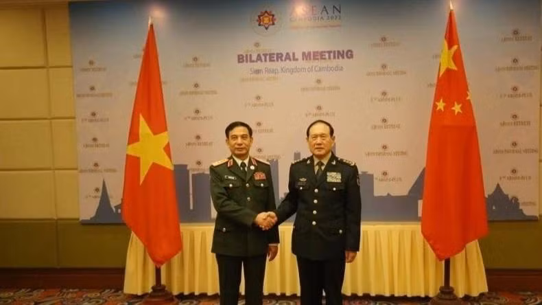El ministro de Defensa de Vietnam, general Phan Van Giang (izquierda), se reúne con su homólogo chino, Wei Fenghe. (Fotografía: Nhan Dan)