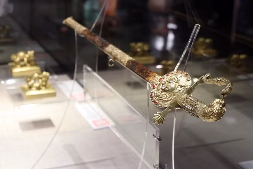 An dan bao kiem, espada bañada de oro de la era del emperador Khai Dinh.