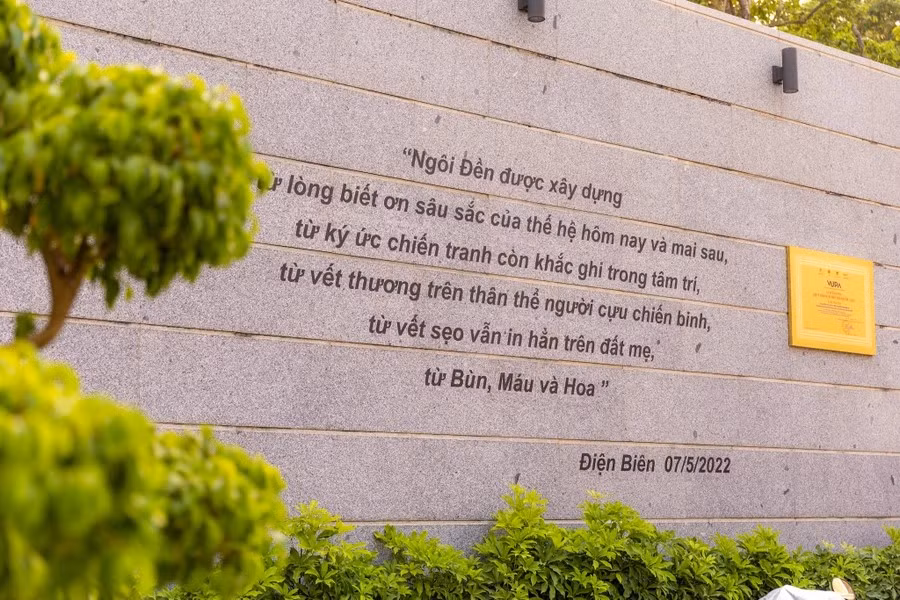 Según la junta directiva del sitio de la reliquia, se eligió la colina F para construir el templo porque fue testigo de la batalla más feroz de los soldados del Ejército Popular de Vietnam durante la campaña de Dien Bien Phu. Según la junta directiva del sitio de la reliquia, se eligió la colina F para construir el templo porque fue testigo de la batalla más feroz de los soldados del Ejército Popular de Vietnam durante la campaña de Dien Bien Phu.
