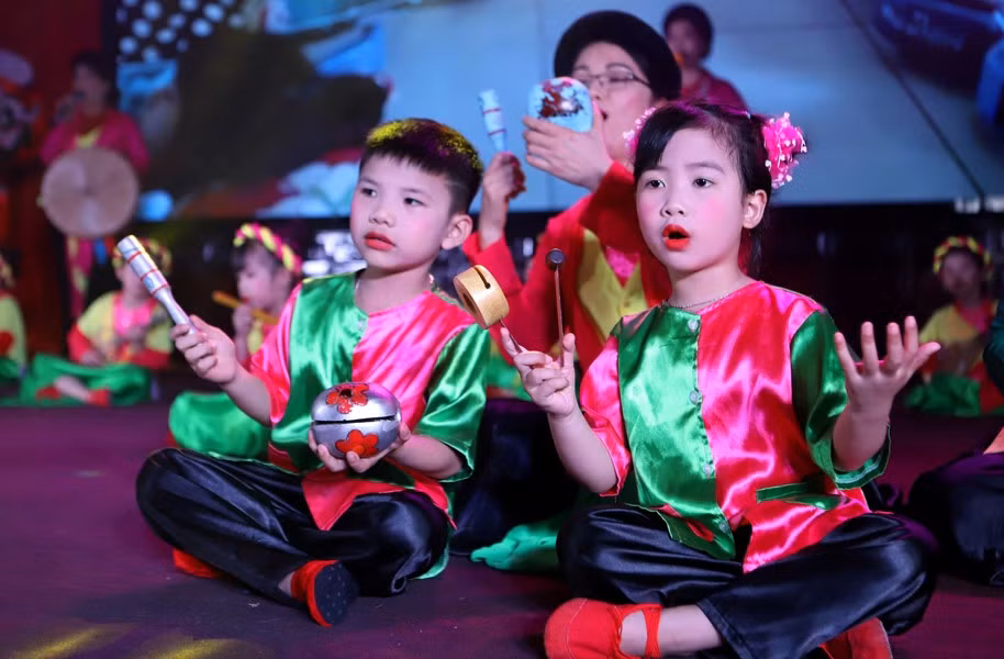 Niños de Thai Binh interpretan el "Cheo".
