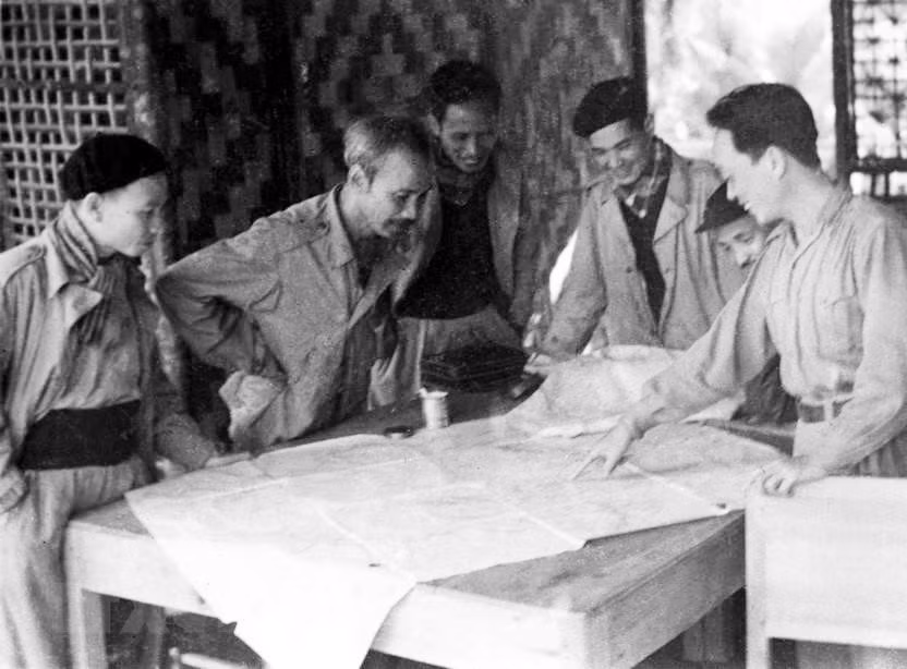 En junio de 1950, el Tío Ho y el Buró Ejecutivo (actual Buró Político) del Comité Central del Partido abogaron por iniciar una gran batalla contra el enemigo en la frontera entre Vietnam y China con el objetivo de destruir una parte importante de la vitalidad del enemigo, liberar parcialmente la frontera, abrir caminos con los países socialistas, así como ampliar y consolidar la base revolucionaria de Viet Bac.
