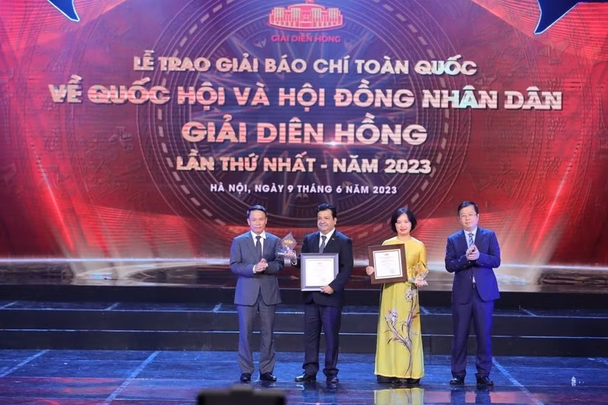 Entrega del premio por el excelente producto multimedia "Página de información especial sobre la elección de diputados a la XV Legislatura de la Asamblea Nacional y Consejos Populares en todos los niveles para el período 2021-2026" a la Agencia Vietnamita de Noticias en la ceremonia del Concurso Dien Hong. Entrega del premio por el excelente producto multimedia "Página de información especial sobre la elección de diputados a la XV Legislatura de la Asamblea Nacional y Consejos Populares en todos los niveles para el período 2021-2026" a la Agencia Vietnamita de Noticias en la ceremonia del Concurso Dien Hong.
