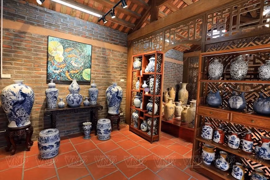 En cada área, se exhiben diversos productos cerámicos para que los visitantes contemplen y experimenten. (Fotografía: VNA)