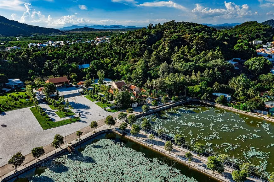 El mausoleo de Mac Cuu es un destino cultural e histórico impresionante de la ciudad de Ha Tien. Se trata de un lugar que muestra la gratitud y el afecto de los pueblos a Mac Cuu, quien hizo grandes contribuciones al desarrollo de la región suroeste del país hace más de tres siglos.
