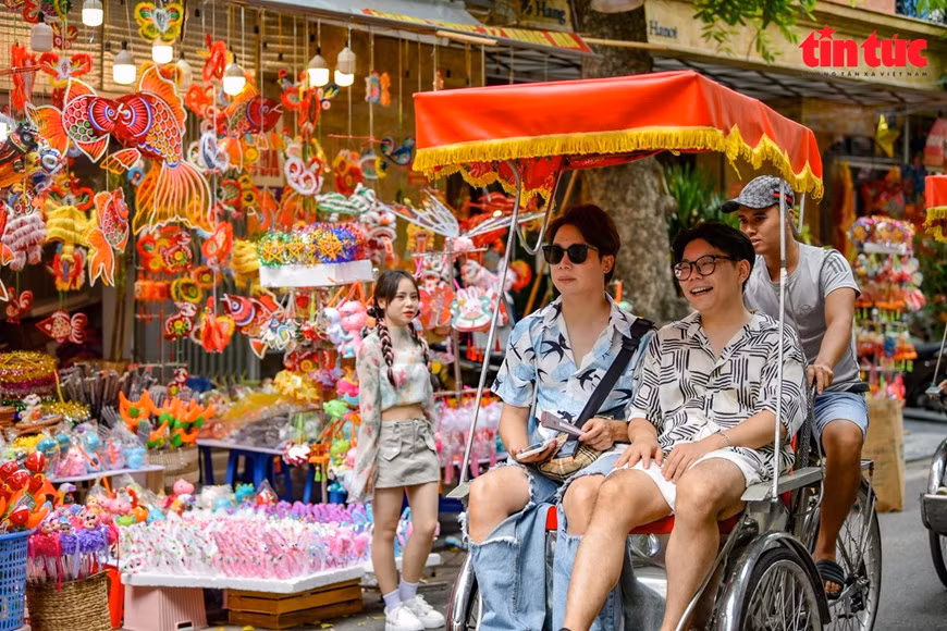 Todos los puestos de la calle de Hang Ma dedican la mayor parte de su área a exhibir juguetes tradicionales del Festival del Medio Otoño.
