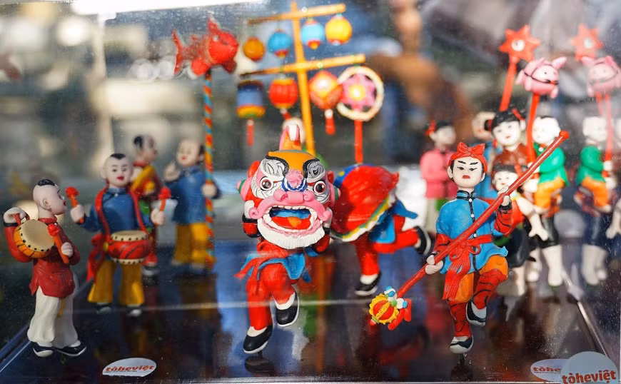 El juego para el Festival del Medio Otoño del artesano Dang Van Hau se basa en las técnicas de elaboración de To He de Dong Xuan, Pho Khach y Phu Xuyen, localidades de Hanói. El juego para el Festival del Medio Otoño del artesano Dang Van Hau se basa en las técnicas de elaboración de To He de Dong Xuan, Pho Khach y Phu Xuyen, localidades de Hanói.