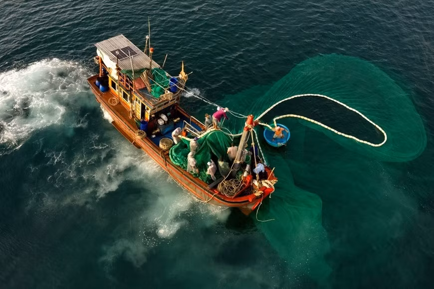 Pescadores se preparan para poner los peces en bote. Pescadores se preparan para poner los peces en bote.