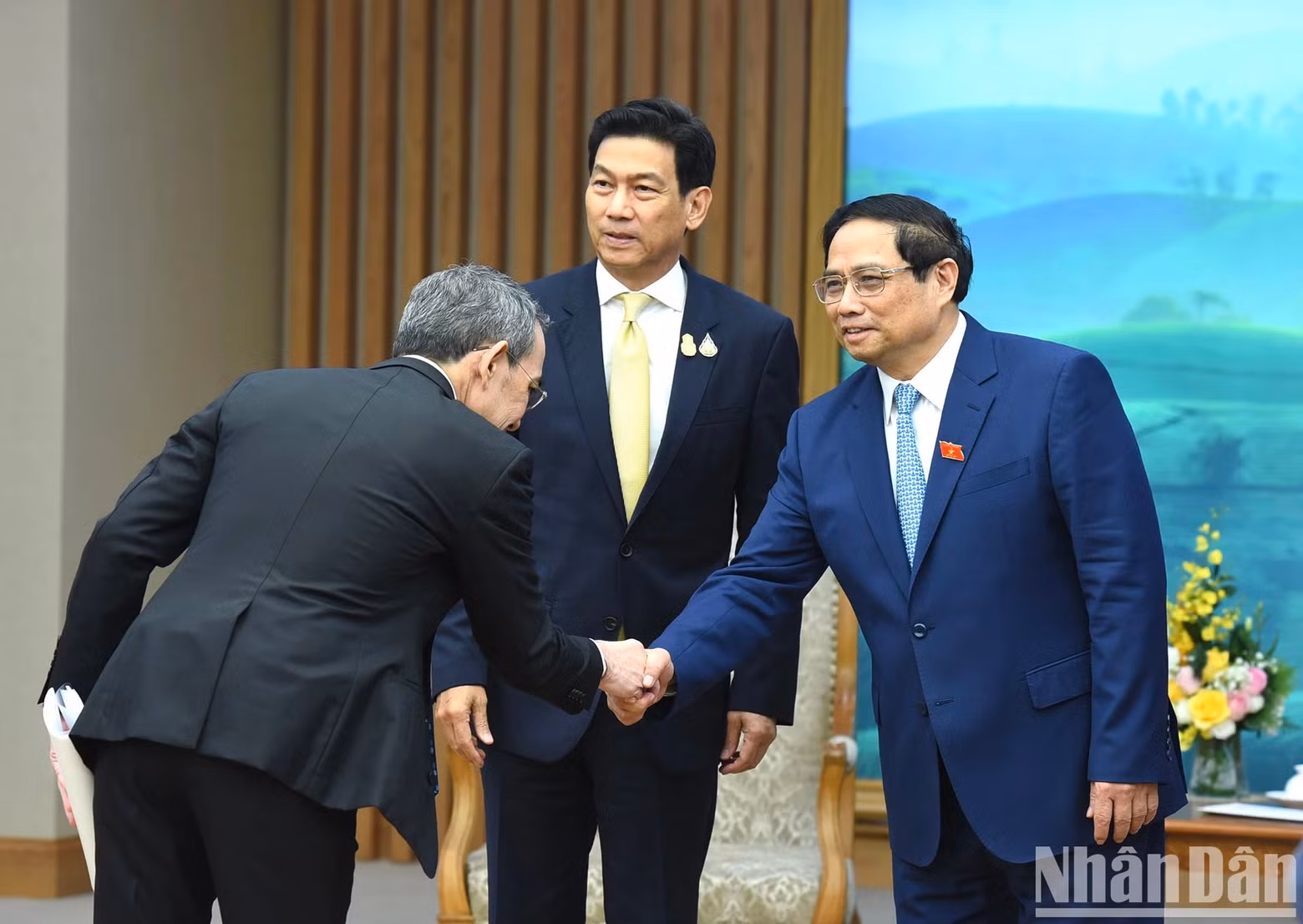 Minh Chinh saluda a los delegados tailandeses. Minh Chinh saluda a los delegados tailandeses.