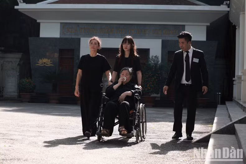 La jubilada maestra de primaria Dang Thi Phuc, de 92 años, llega para rendir tributo a su alumno Nguyen Phu Trong.