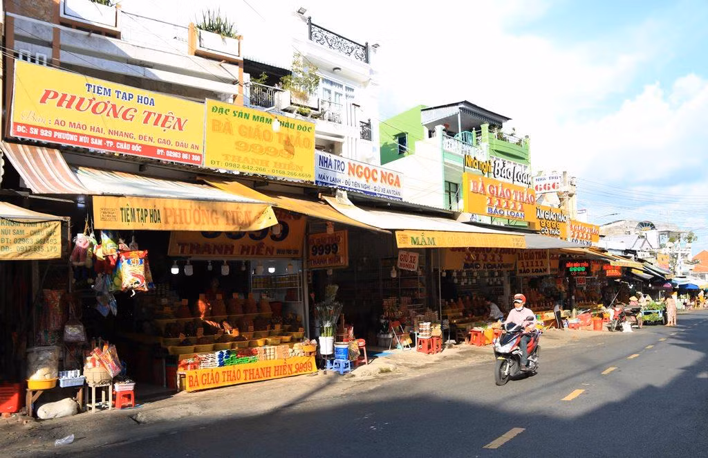 La zona de ‘mam’ más conocida en Chau Doc está al lado del templo dedicado a Ba Chua Xu (Santa Madre del Reino, diosa de la prosperidad según las creencias folclóricas vietnamitas) al pie de la montaña de Sam. El aroma llama la atención incluso a los peatones en las calles principales.