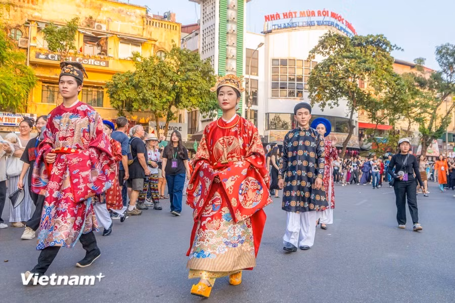 La cuarta edición del Festival de Trajes Vietnamitas se llevó a cabo en las principales calles de Hanói La cuarta edición del Festival de Trajes Vietnamitas se llevó a cabo en las principales calles de Hanói