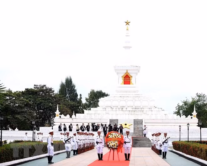 El Monumento a los Mártires Desconocidos de Laos.