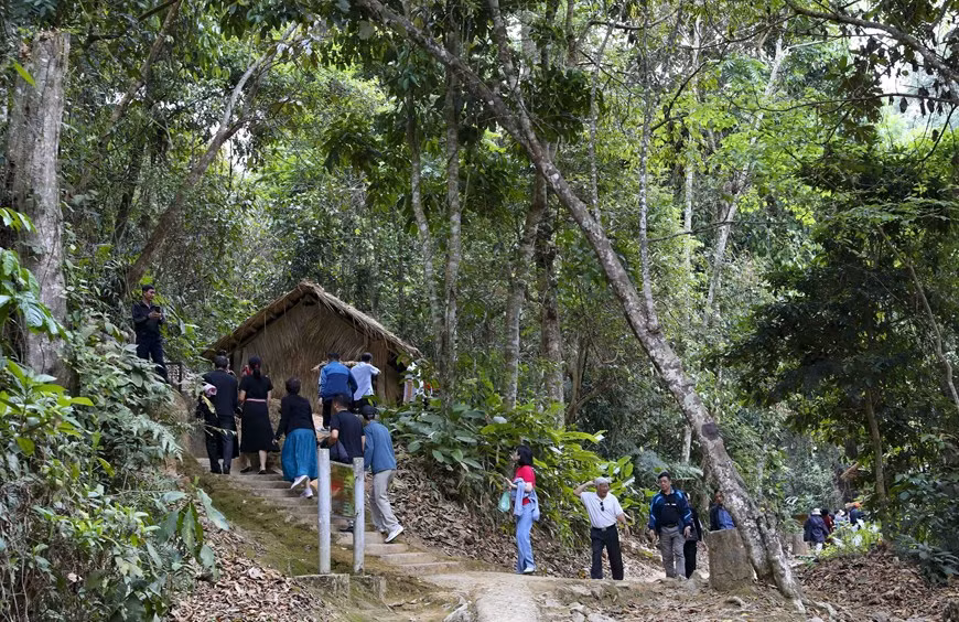 Turistas visitan la choza de trabajo del General Vo Nguyen Giap en las reliquias del cuartel general del Comando de Campaña de Dien Bien Phu. (Foto: VNA)