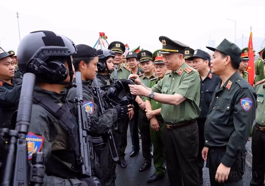 El general To Lam, ministro de Seguridad Pública, inspeccionó equipamientos y materiales personales de los oficiales y soldados de la Policía Móvil que participan en el desfile de celebración del 50 aniversario del tradicional día de la Fuerza Móvil de la Policía (2024). El general To Lam, ministro de Seguridad Pública, inspeccionó equipamientos y materiales personales de los oficiales y soldados de la Policía Móvil que participan en el desfile de celebración del 50 aniversario del tradicional día de la Fuerza Móvil de la Policía (2024).