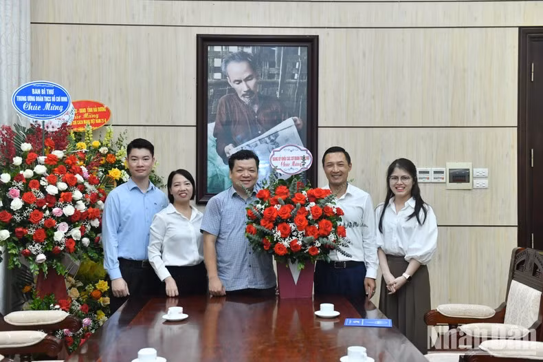 La delegación del Comité partidista en el Bloque de los Órganos de Hanói visita al periódico Nhan Dan. (Foto: Dang Khoa) La delegación del Comité partidista en el Bloque de los Órganos de Hanói visita al periódico Nhan Dan. (Foto: Dang Khoa)