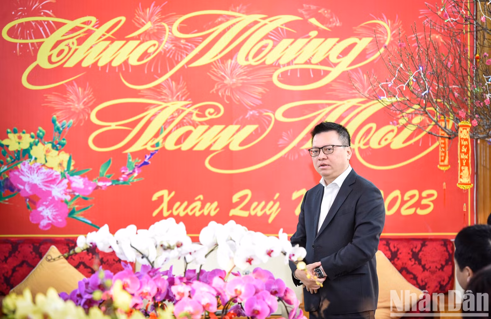 Le Quoc Minh, también miembro del Comité Central del PCV, subjefe de su Comisión de Comunicación y Educación y presidente de la Asociación de Periodistas del país, transmite los mejores deseos a los soldados.