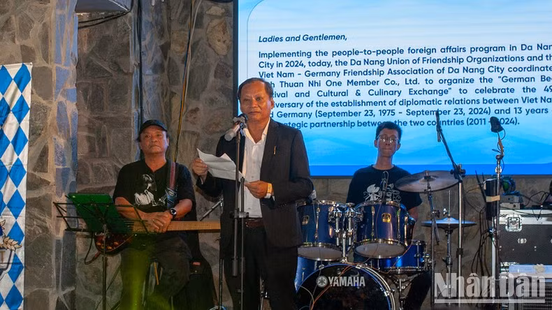El presidente de la Asociación de Amistad Vietnam-Alemania de Da Nang, Nguyen Huu Lai, habla en la cita.