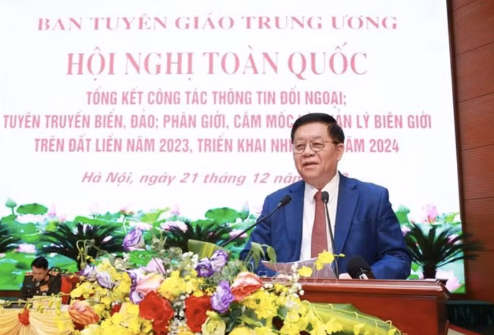 Nguyen Trong Nghia, jefe de la Comisión de Comunicación y Educación del Comité Central del PCV, habla en la cita