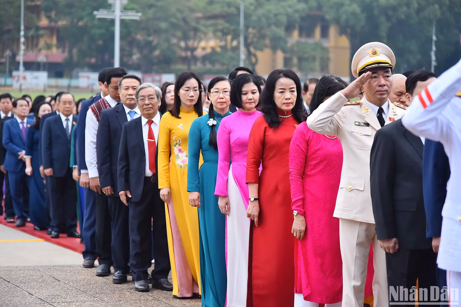 Los diputados rinden tributo al Presidente Ho Chi Minh.