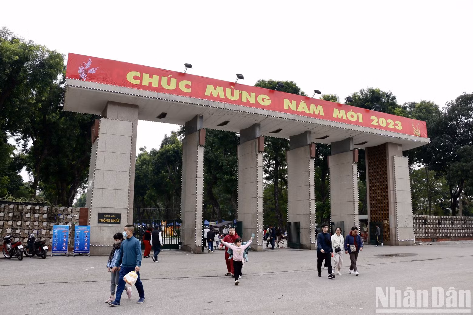Muchas familias llegan al parque Thong Nhat para divertirse el primer día de las vacaciones.