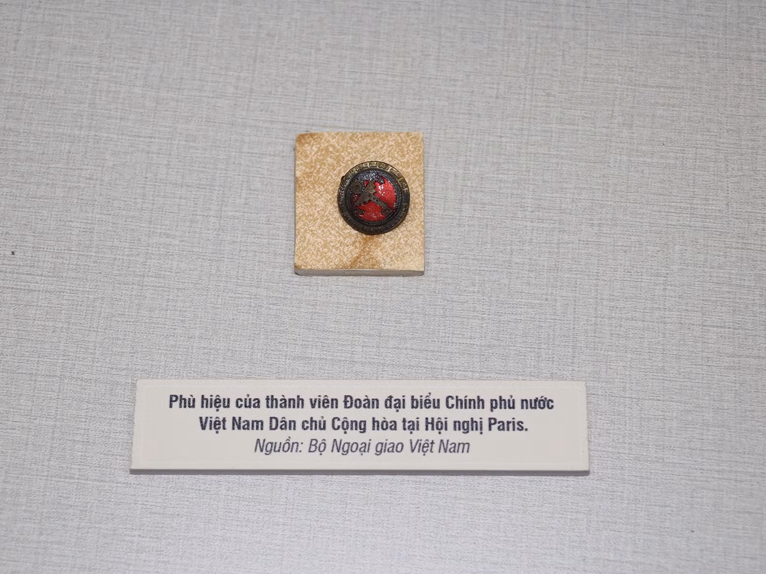 Insignias de los miembros de la delegación del Gobierno de la República Democrática de Vietnam en la Conferencia de París. (Fotografía: Centro Nacional de Archivos III)