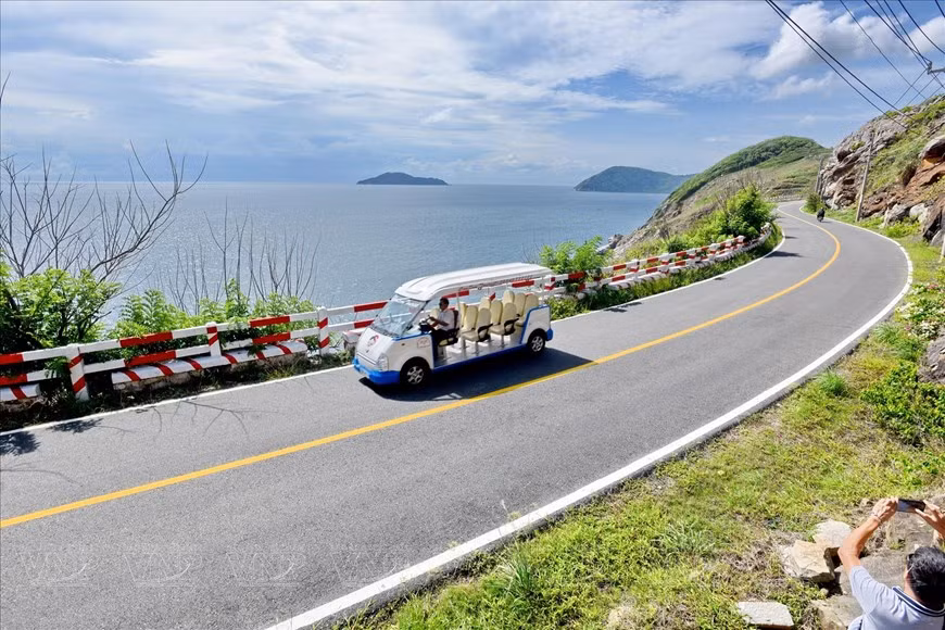 El camino hacia el centro del distrito de Con Dao serpentea entre montañas y olas.