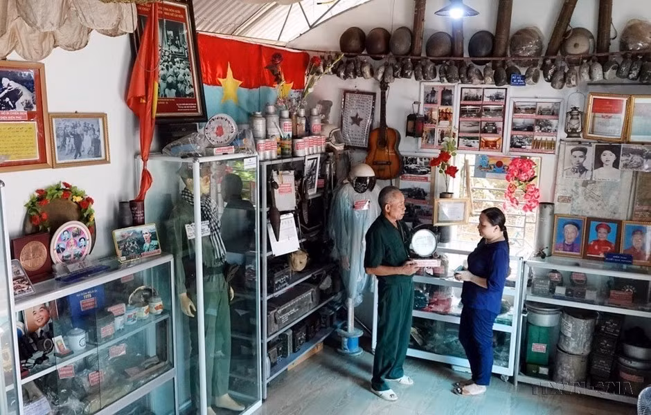Bui Van Binh, un inválido de cuarto grado, ha viajado por todo el país para recolectar, conservar y exhibir miles de objetos de las guerras en su casa, con el objetivo de honrar a sus compañeros y educar a las generaciones más jóvenes sobre las luchas por la independencia de las generaciones anteriores.