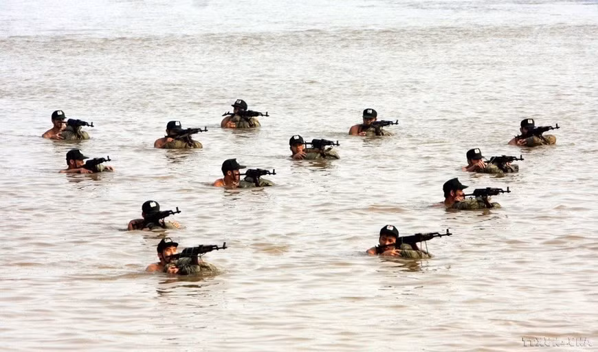 La Fuerza Móvil de la Policía participa en maniobras en el río y espera órdenes para rescatar a los rehenes. La Fuerza Móvil de la Policía participa en maniobras en el río y espera órdenes para rescatar a los rehenes.