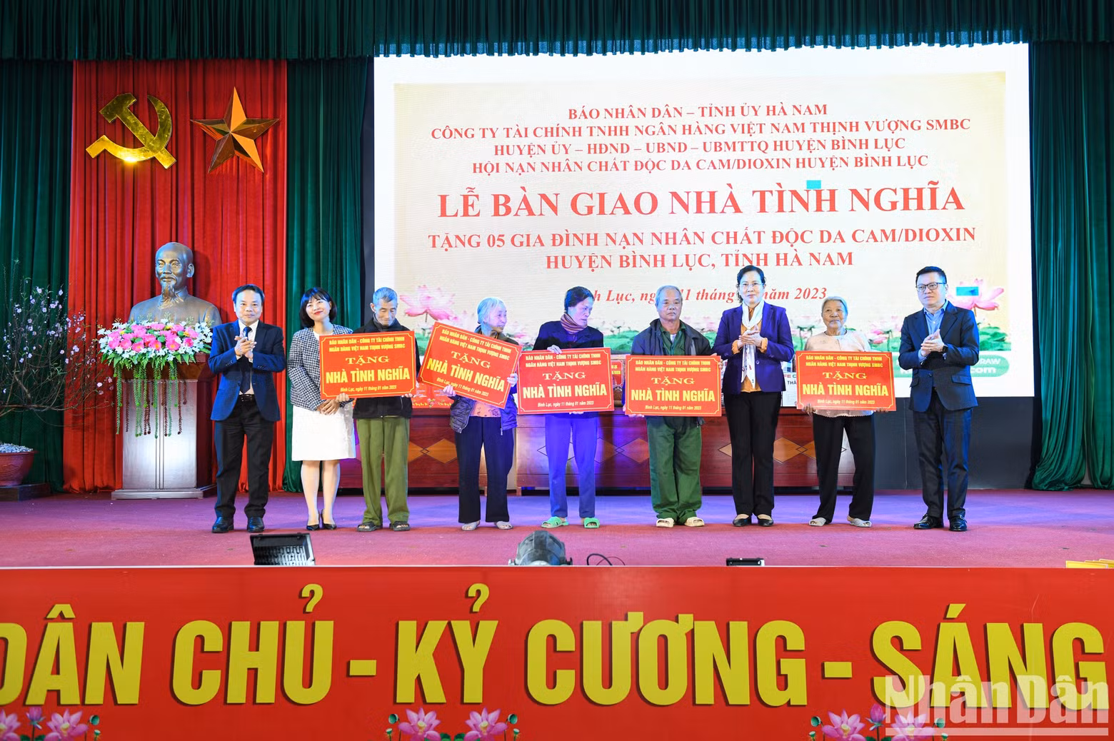 Quoc Minh y Le Thi Thuy realizan entrega simbólica de cinco casas de caridad a las víctimas del Agente Naranja/Dioxina.