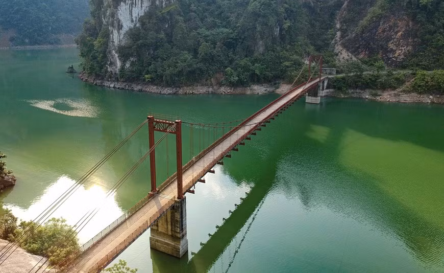 El puente Pa Phong cruza el embalse hidroeléctrico de Son La