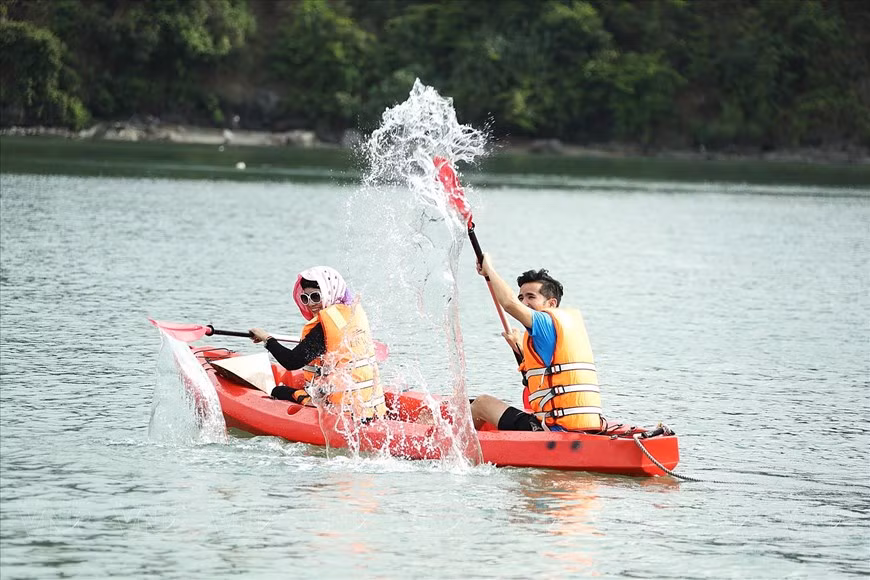 Turistas exploran la bahía en kayak Turistas exploran la bahía en kayak
