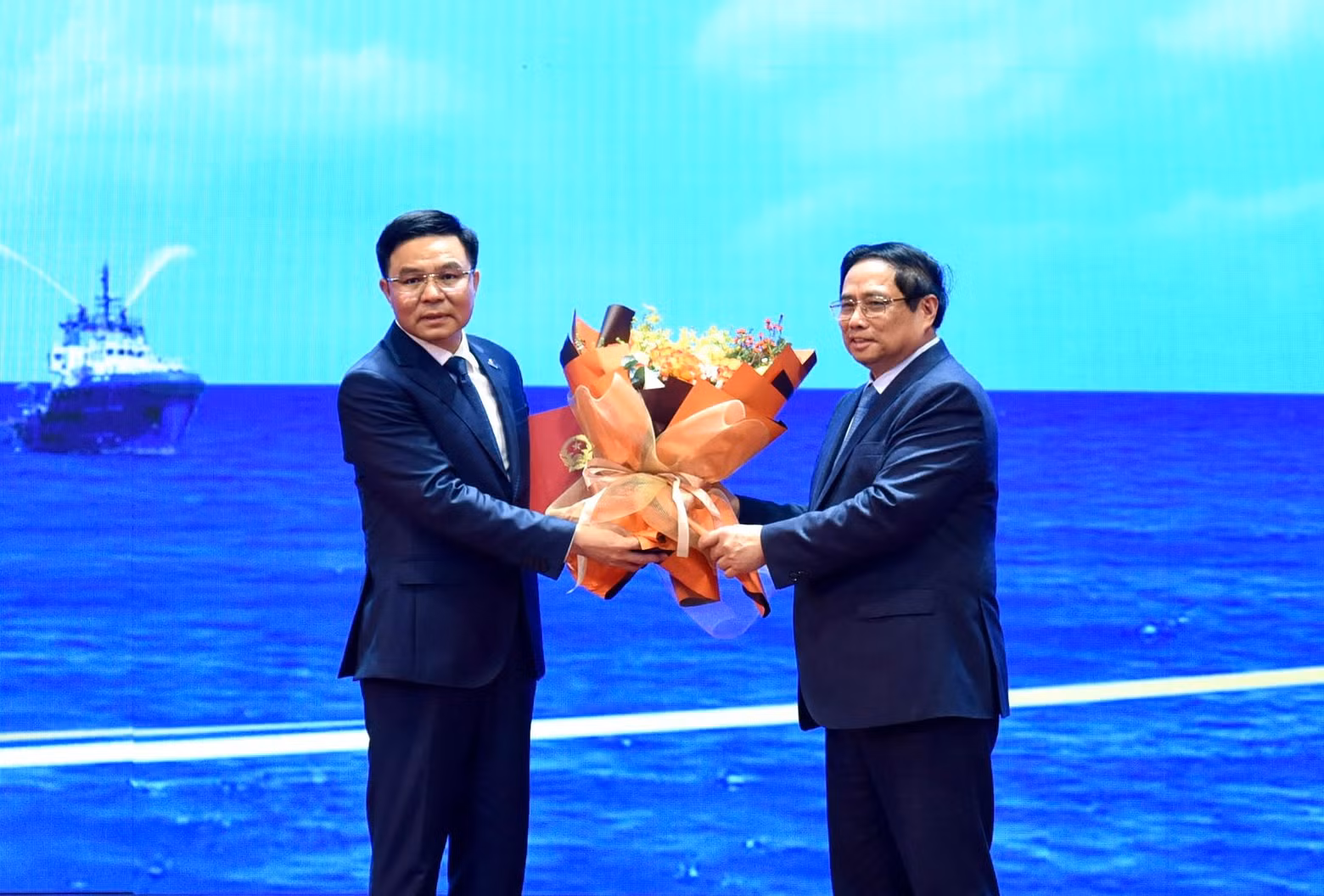 El jefe de Gobierno vietnamita entrega la decisión de nombrar a Le Manh Hung, miembro de la junta de administración y director general del Grupo Nacional de Petróleo y Gas de Vietnam (PVN), como presidente de la junta directiva. El jefe de Gobierno vietnamita entrega la decisión de nombrar a Le Manh Hung, miembro de la junta de administración y director general del Grupo Nacional de Petróleo y Gas de Vietnam (PVN), como presidente de la junta directiva.