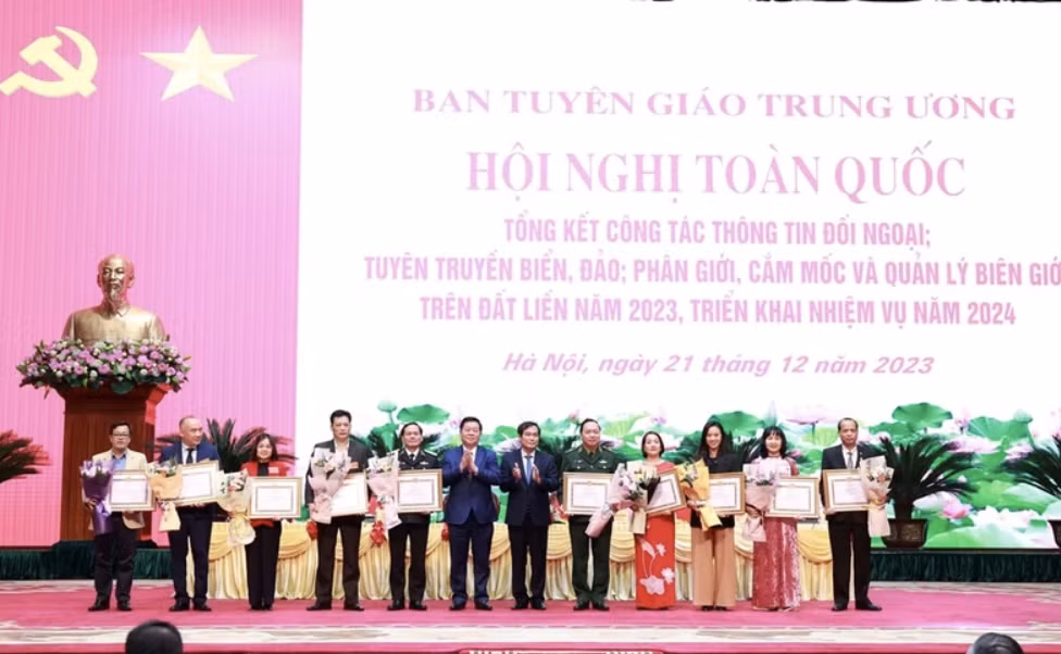 Trong Nghia entrega el Certificado de Mérito a colectivos e individuos con logros sobresalientes en los trabajos de diseminación internacional.